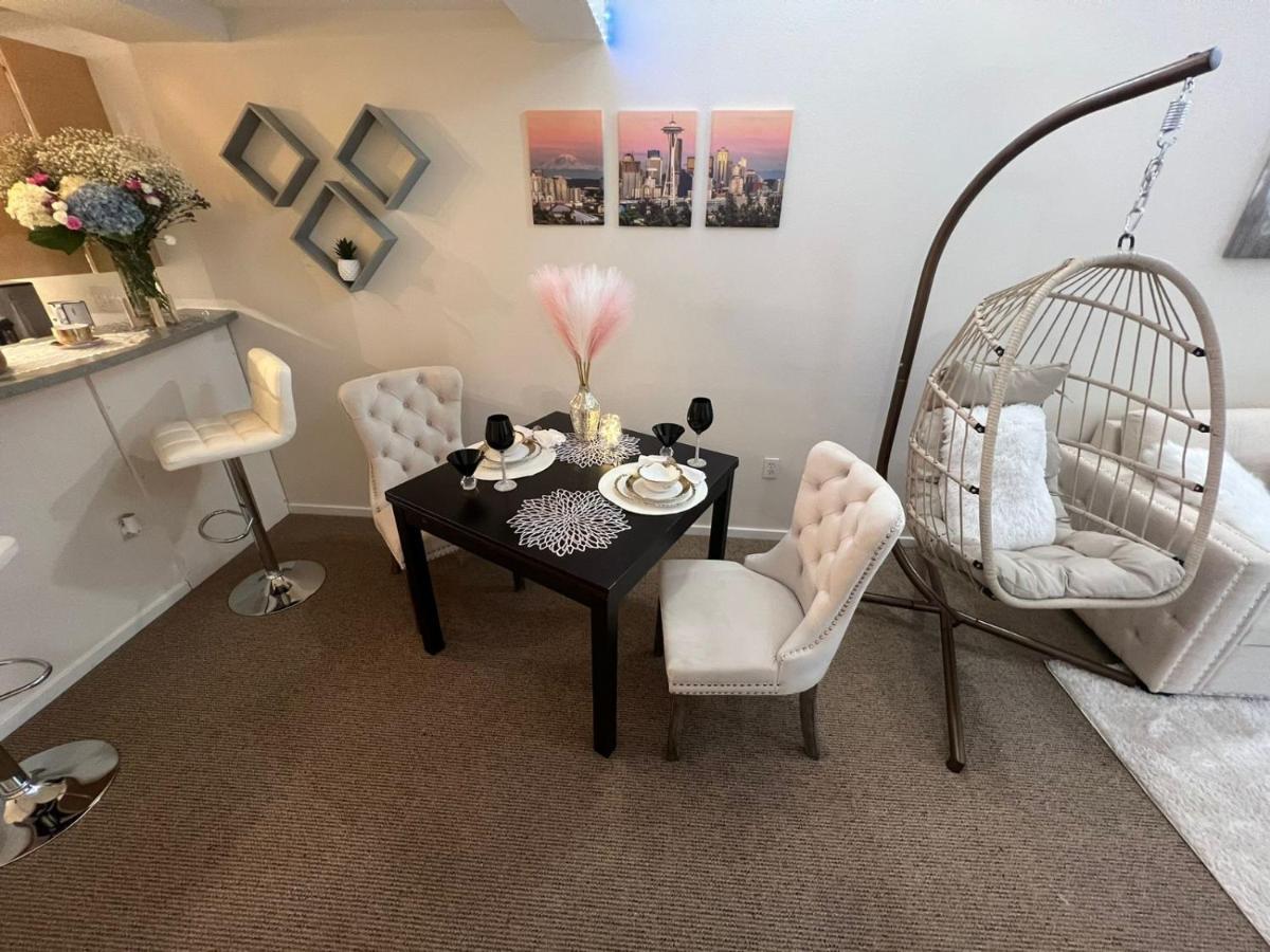 Cozy Downtown Condo Retreat With Space Needle View Seattle Esterno foto